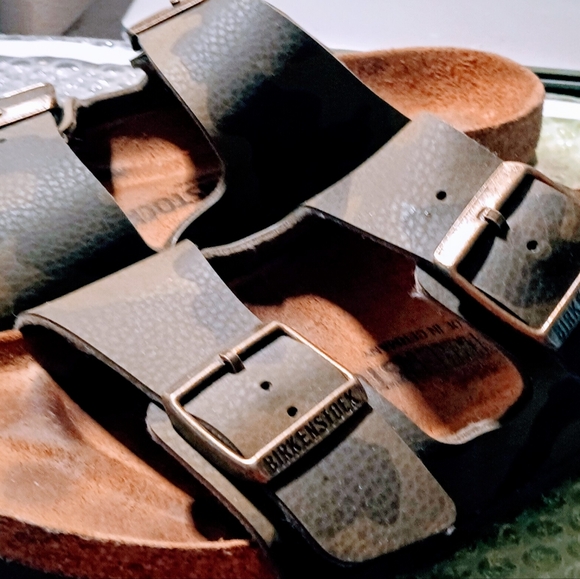 Birkenstock Army print Leather design pattern,39Eu ,9 US sandles - Picture 4 of 13